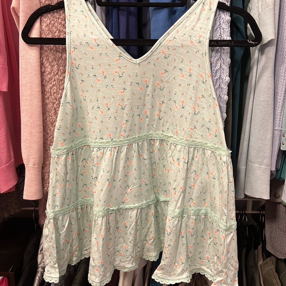 Love Fire NWT sleeveless flowered and lace tiered top